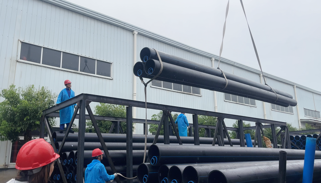 暴雨中的坚守：江苏狼博管道十余车物资冒雨发运印尼，力保工期